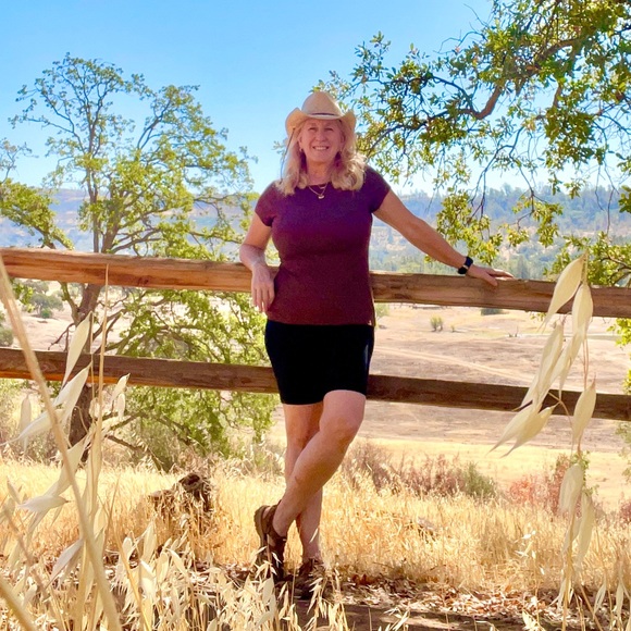 Meet your Posher, Laurie ❤️ - Picture 1 of 1